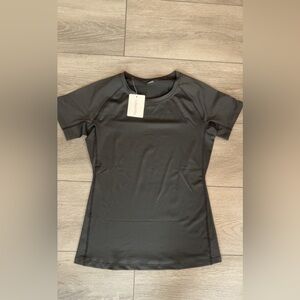 Lavento Size Medium Women’s Short Sleeved Black Compression Shirt Athletic New